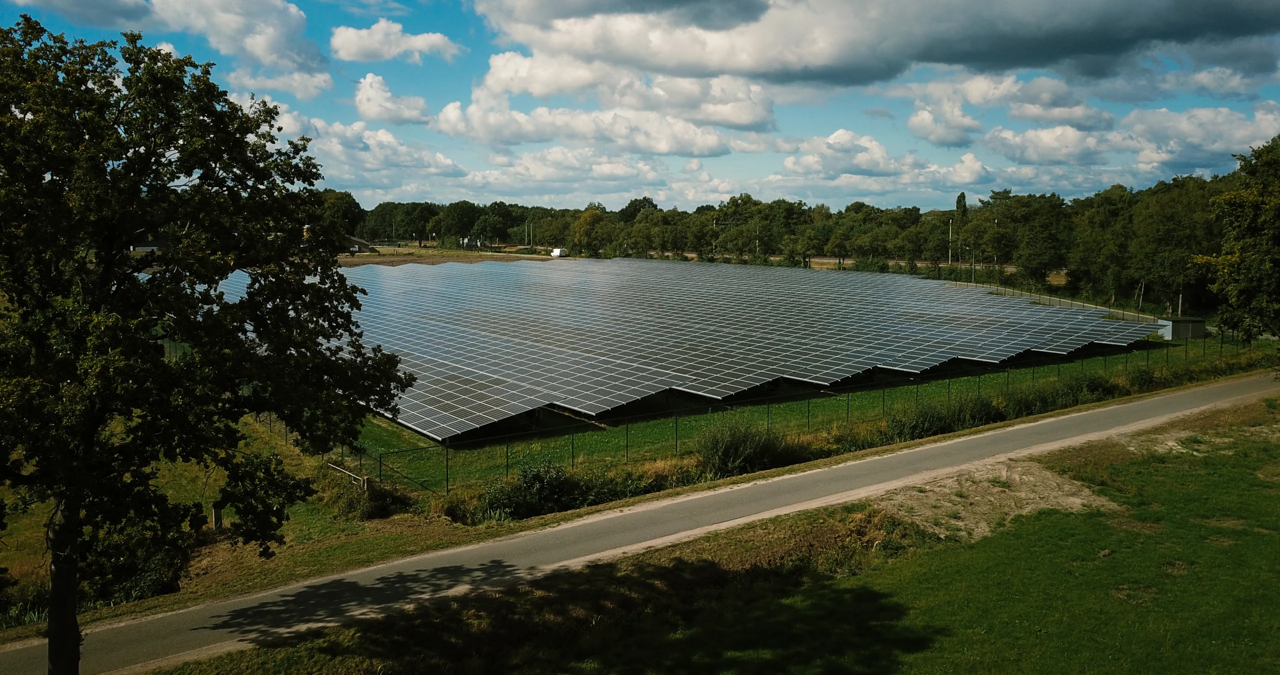 Zonnepark tussen velden en bomen