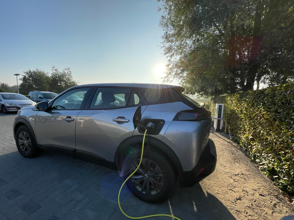 Elektrische auto van IZEN die aan het laden is