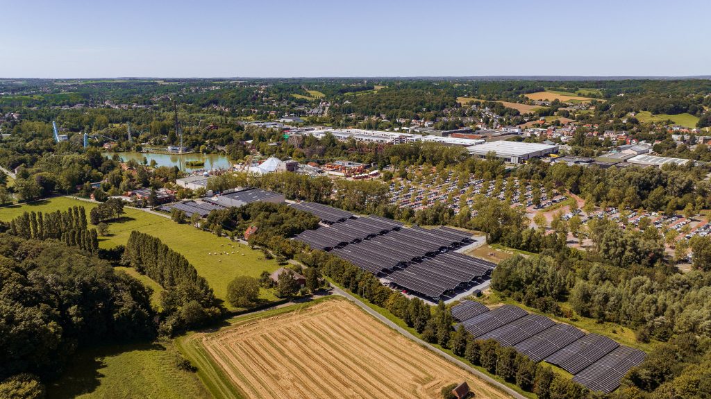 Solar Carports boven een deel van de parking van Walibi in Waver (België)