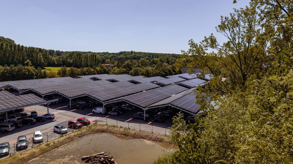 Solar Carports boven een parking van Walibi Belgium in Waver (België)